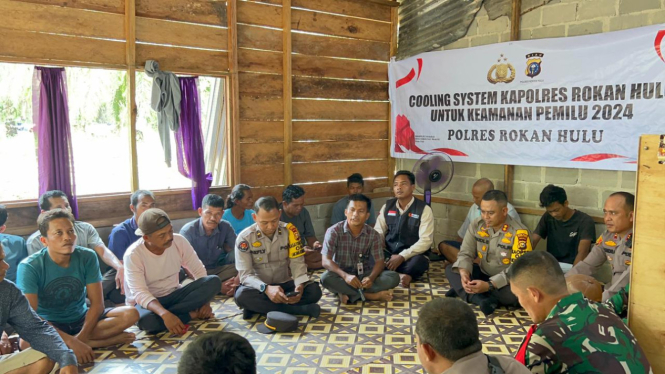 Kapolres Rokan Hulu AKBP Budi Setiyono berkunjung ke Desa Bangun Purba