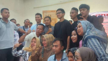 Ketua Umum Partai Solidaritas Indonesia (PSI) Kaesang Pangarep berfoto dengan para relawan dari berbagai komunitas di Batang, Jawa Tengah, Senin, 18 Desember 2023.