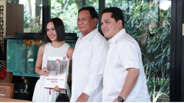 Prabowo Subianto dan Erick Thohir diskusi dengan kaum muda