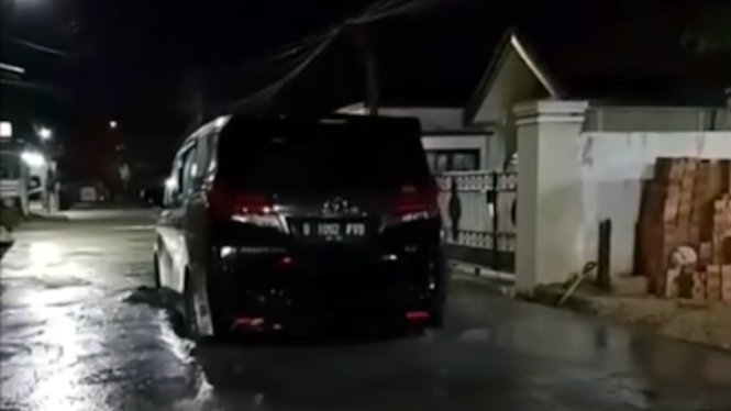 Toyota Alphard terobos jalan yang sedang dicor