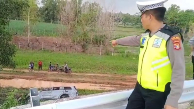 Petugas Satlantas Polres Lampung Tengah evakuasi Pajero yang terjun ke jurang