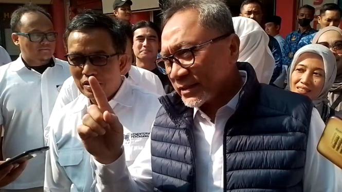 Menteri Perdagangan Zulkifli Hasan saat memberikan keterangan terkait importir gula, Selasa, 19 Desember 2023