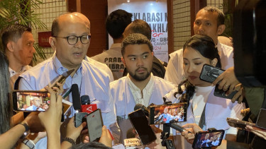 Ketua TKN Prabowo-Gibran, Rosan P Roeslani (kiri)