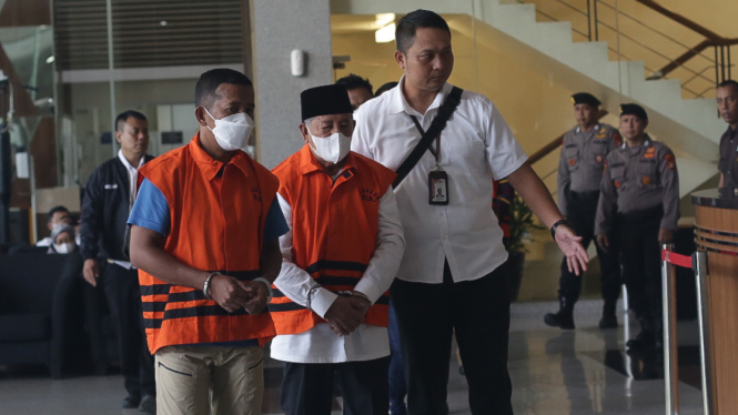 OTT KPK Gubernur Maluku Utara Abdul Gani Kasuba (Tengah)