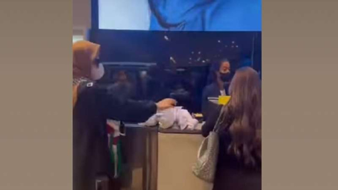 Aksi viral emak-emak menaruh pocong di outlet Zara PIM