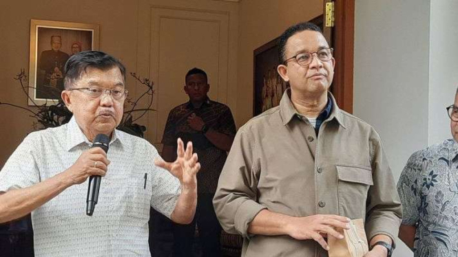 Wakil Presiden Ke-10 dan Ke-12 Jusuf Kalla bersama capres Koalisi Perubahan Anies Baswedan (tengah) dan Anggota Tim Delapan Sudirman Said (kanan) memberi keterangan di kediaman JK, Jakarta, Sabtu, 7 Oktober 2023.