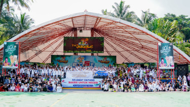 Aburizal Bakrie dan Tatty Murnitriati ajak 1000 anak yatim nonton dan berenang