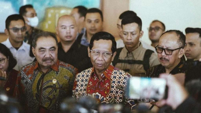 Menteri Koordinator Bidang Politik, Hukum, dan Keamanan Mahfud MD acara Peringatan Hari Migran Sedunia di Depok, Jawa Barat, Rabu, 20 Desember 2023.
