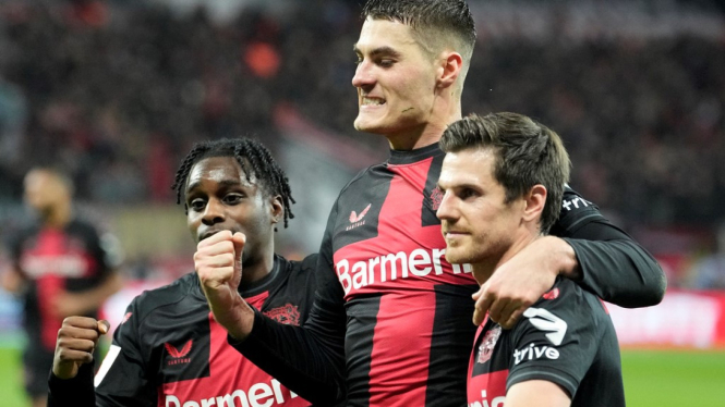 Pemain Bayer Leverkusen rayakan gol Patrik Schick