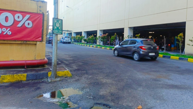 Lokasi pria ditemukan tewas di salah satu mall di Kota Medan.