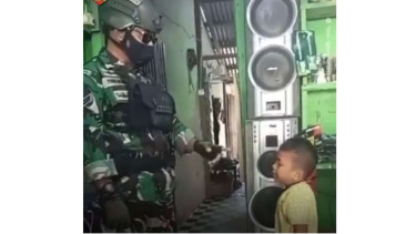 Anggota TNi ceramahi anak kecil