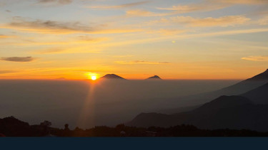 Pemandangan di atas Gunung Prau