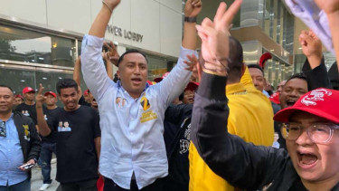 Relawan Timur For Gibran di Lokasi Debat Cawapres, JCC Senayan