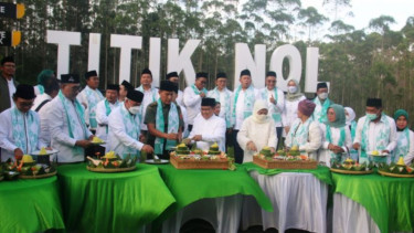 Cak Imin potong tumpeng di IKN