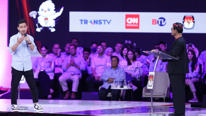 Gibran Rakabuming Raka dan Mahfud MD dalam Debat Cawapres Pemilu 2024