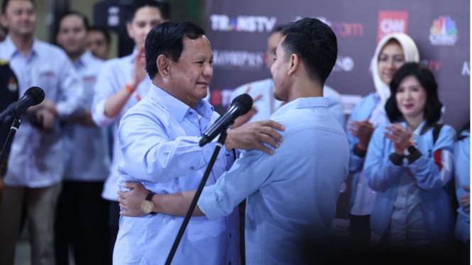 Prabowo Subianto dan Gibran Rakabuming Raka saat debat Cawapres KPU