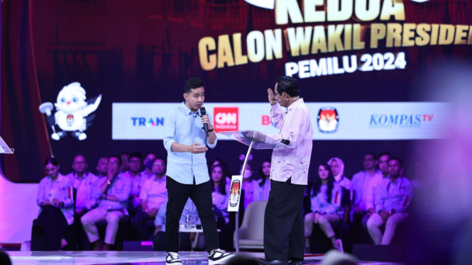  Rakabuming Raka dan Mahfud MD saat debat Cawapres KPU