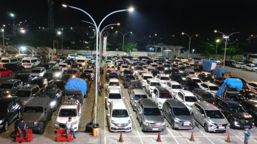 Pelabuhan Merak Dipadati Pemudik Menuju Pelabuhan Bakuheni