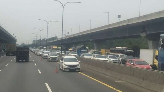 Kemacetan panjang di tol Cikampek saat libur Natal 2023
