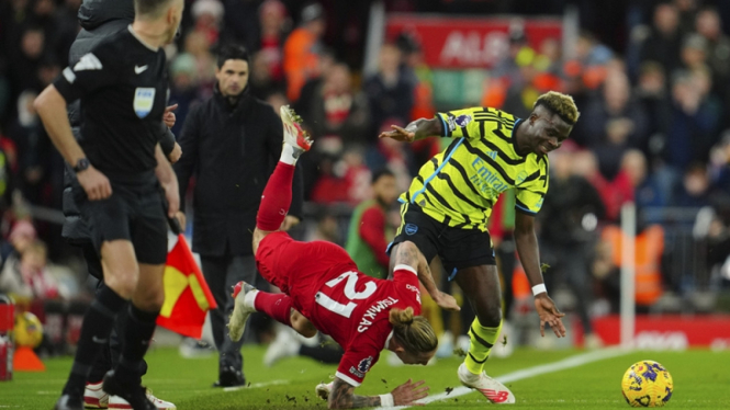 Bukayo Saka dan Kostas Tsimikas