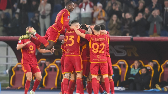 Pemain AS Roma rayakan gol