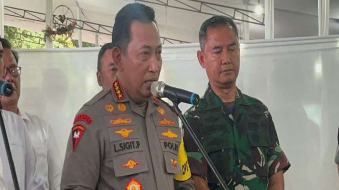 Kapolri Jenderal Polisi Listyo Sigit mengunjungi Gereja Katedral, Jakarta.