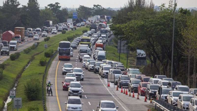 Kepadatan arus kendaraan pada puncak arus mudik Natal 2023 di Tol Cipali