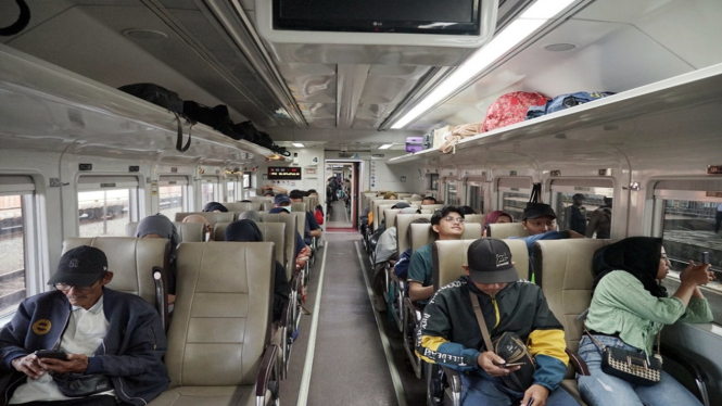 Penumpang naik Kereta Api dari Stasiun Semarang Tawang