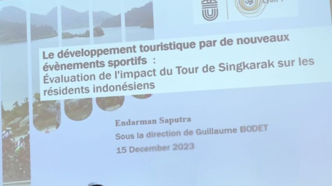 Endarman Saputra saat usai sidang doktornya di Prancis