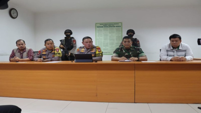 Kapolda Sulteng Irjen Pol Agus Nugroho (Tengah)