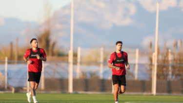 Pemain Timnas Indonesia, Marc Klok (kiri) dan Shayne Pattynama (kanan) 
