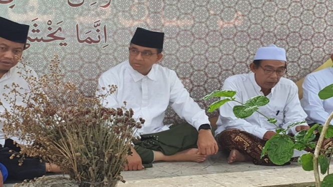 Capres Anies Baswedan ziarah makam KH Bisri Mustofa, ayahanda Gus Mus