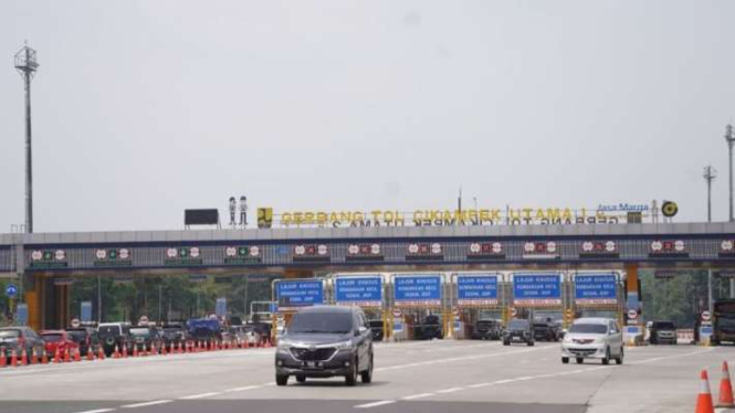 Suasana lalu lintas di Gerbang Tol Cikampek