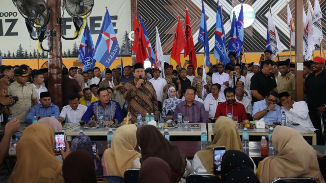 Prabowo ngopi bareng warga dan relawan di kedai kopi Aceh