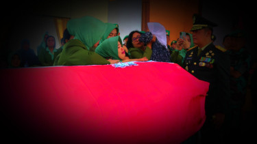 VIVA Militer: Istri peluki peti jenazah sang suami.