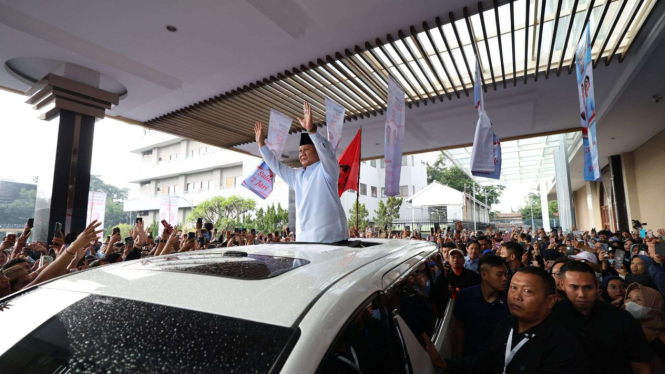 Parade Perkusi dan Tarian Sambut Kehadiran Prabowo di Bandung