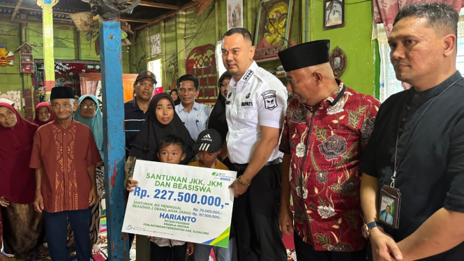 BPJS Ketenagakerjaan menyerahkan santunan meninggal dunia kecelakaan kerja