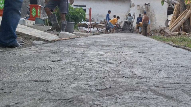 Warga di Brebes Jateng Rogoh Uang Pribadi Perbaki Jalan Rusak