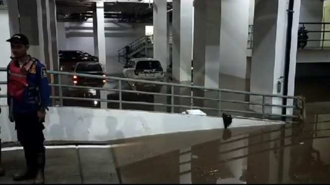 Basement Apartemen Serpong Garden banjir imbas tanggul jebol