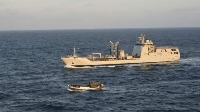 VIVA Militer: KRI Bontang-907 adang kapal kayu pembawa pengungsi Rohingya