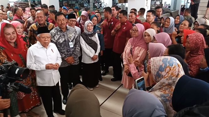 Pedagang curhat ke Wapres soal penataan Pasar Johar yang bikin pedagang sepi pembeli.