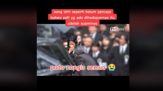 Jeon Hye Jin Nangis Saat Lepas Peti Jenazah Lee Sun Kyun