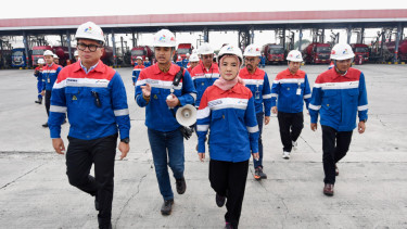 Wakil Menteri BUMN, Kartika Wirjoatmodjo bersama Direktur Utama Pertamina Nicke Widyawati saat mengunjungi  Integrated Terminal Jakarta (ITJ) di Plumpang, Tanjung Priok