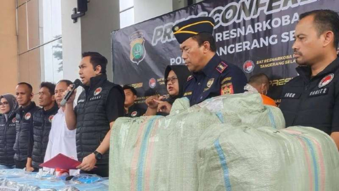 Polres Tangerang Selatan menggagalkan peredaran puluhan kg ganja.