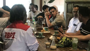 Ketua Umum PSI Kaesang Pangarep saat berdialog dengan perwakilan pekerja informal di Jakarta, Jumat, 29 Desember 2023.