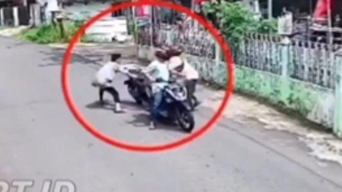 Nekat Begal Beraksi Siang Bolong, Korban Ditodong Senjata Api Rakitan