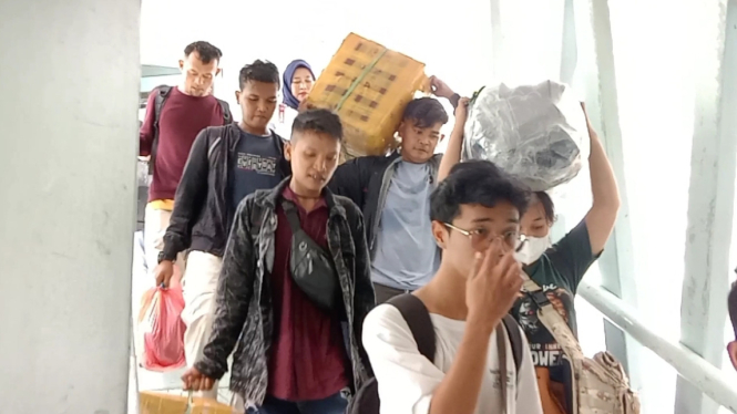 Penumpang turun dari KM Kelud.