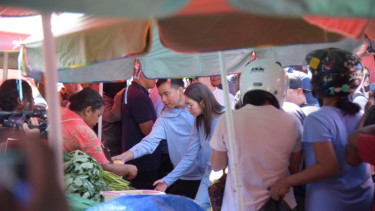 Cawapres nomor urut dua, Gibran Rakabuming Raka blusukan ke Pasar Batu Cermin, di Labuan Bajo, NTT, Sabtu, 30 Desember 2023.