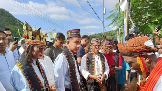 Gibran Rakabuming Raka diterima secara adat di Labuan Bajo.