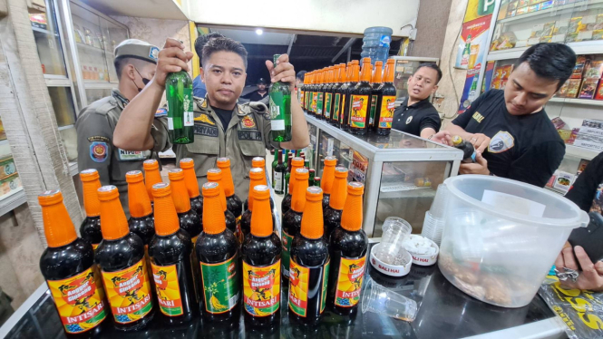 Miras diamankan di sejumlah warung sembako jelang tahun baru.